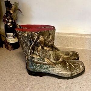 Like New Realtree Camouflage Rubber Rain Boots